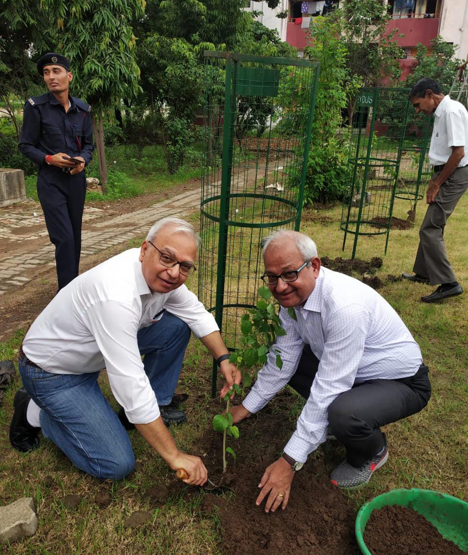 MSDESkillIndia's tweet photo. The Ankleshwar Industry Association, Gujarat Cluster, joined hands under the #G20Janbhagidari initiative to organize a tree plantation drive as part of #MSDE's commitment to sustainable skilling & the spirit of #G20🌳 🌱
#GreenLeap #CleanFuture #SkillIndia https://t.co/RvzaNzmb5C