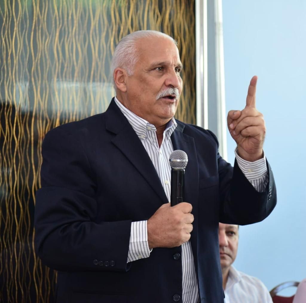 gcarrion013's tweet photo. *Jaime David:

*PLD está preparado para ganar !!*
#AbelMartinez es lo nuevo, moderno e innovador.*

El Dr Jaime David Fernández Mirabal, ex vicepresidente de la República y miembro del comité político del Partido de la Liberación Dominicana (PLD ) expresó que el PLD tiene su maquinaria electoral preparada para ganar las elecciones municipales y nacionales en febrero y en mayo.

Dijo que : somos el único partido con la estructura organizativa y la capacidad de movilizar , como lo hicimos con más de 500 mil personas que votaron en la consulta ciudadana, algo que no se atreve hacer ni la agrupación política del gobierno (PRM) , que gira solo alrededor de la figura presidencial, y de un grupito , que el pueblo les dice popis. 

El Dr Fernández Mirabal agregó que el PLD siempre estará abierto a llegar a acuerdos electorales, pero que su principal confianza está en su estructura y la capacidad de convocatoria de su militancia. También añadió que , solo la maquinaria político electoral del PLD puede postular jovenes sin apellidos
sonoros y sin dinero , y hacerlos Presidentes de la República, Senadores , Alcaldes y Alcaldesas , etc , y que lo hagan bien . 
Resaltó que el PLD creó la Escuela de Formación Municipal para fortalecer sus candidaturas municipales, recuperando el poder de las ideas y con propuestas diferentes para los gobiernos locales . 

El ex vicepresidente de la República dijo que : Abel Martínez es una figura fresca , es moderno e innovador, y las nuevas generaciones lo perciben como LO NUEVO, lo que lo coloca con una gran ventaja en ese sector , frente a sus viejos contrincantes. 

Finalmente, Jaime David, aprovechó el Día Mundial del Ambiente para  hacer un llamado al gobierno a reponer las 300 brigadas de trabajadores campesinos que existían en las cuencas hidrográficas cuando el Plan Quisqueya Verde .