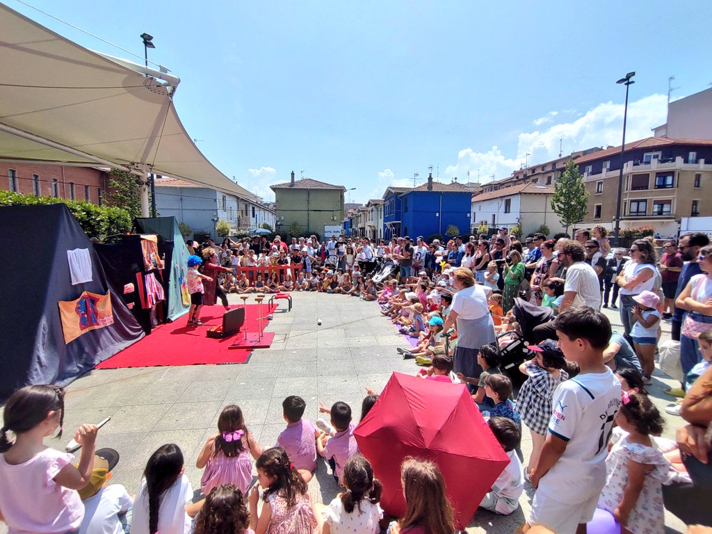 La falta de sombra y árboles en Santa Eugenia y Ajedrez arruinan el primer fin de del #TxikiFest en #Getxo.
Casi la totalidad de las actividades, algunas para 0-3 años, se desarrollaron bajo el caluroso sol de estos días.

Mala planificación de la actividad y del urbanismo.