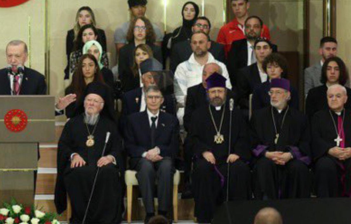 Protokol listesini hazırlayan kişinin Aziz Sancar'ı tanımayıp adında Aziz olduğuna göre herhalde patrik matrik tayfasından biri diye düşünmesi sebep olmuş olsun lütfen