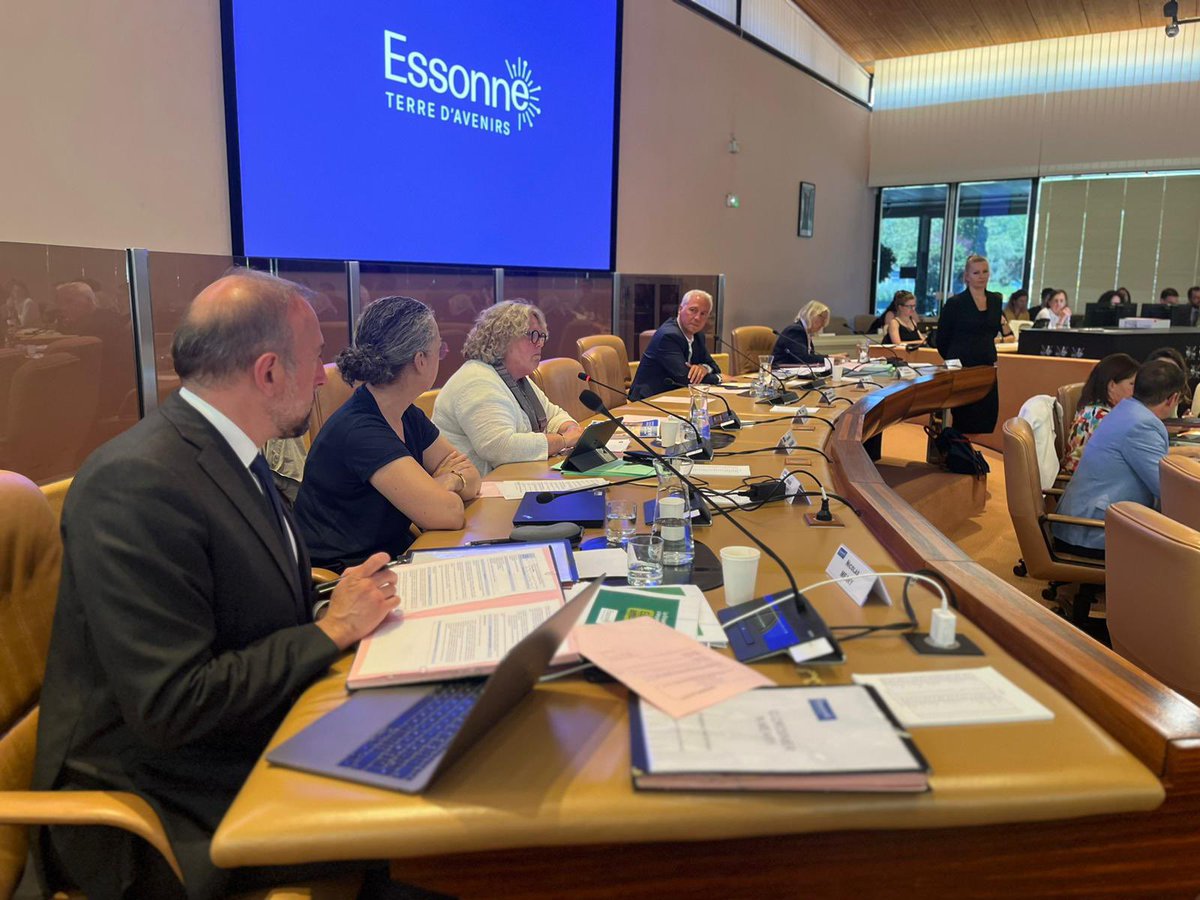 Dominique Bougraud (@dbougraud) on Twitter photo Fière de présenter le rapport d’activité 2022 des services du <a href="/CDEssonne/">Département de l'Essonne</a>.
👏 L’occasion de saluer à nouveau le travail et l’engagement des agents départementaux qui agissent au service des Essonniens et qui font rayonner l’Essonne.
<a href="/durovray/">François Durovray</a> <a href="/91DTNF/">L'Essonne de toutes nos forces</a>
#Essonne #DirectCD91 Fière de présenter le rapport d’activité 2022 des services du <a href="/CDEssonne/">Département de l'Essonne</a>.
👏 L’occasion de saluer à nouveau le travail et l’engagement des agents départementaux qui agissent au service des Essonniens et qui font rayonner l’Essonne.
<a href="/durovray/">François Durovray</a> <a href="/91DTNF/">L'Essonne de toutes nos forces</a>
#Essonne #DirectCD91