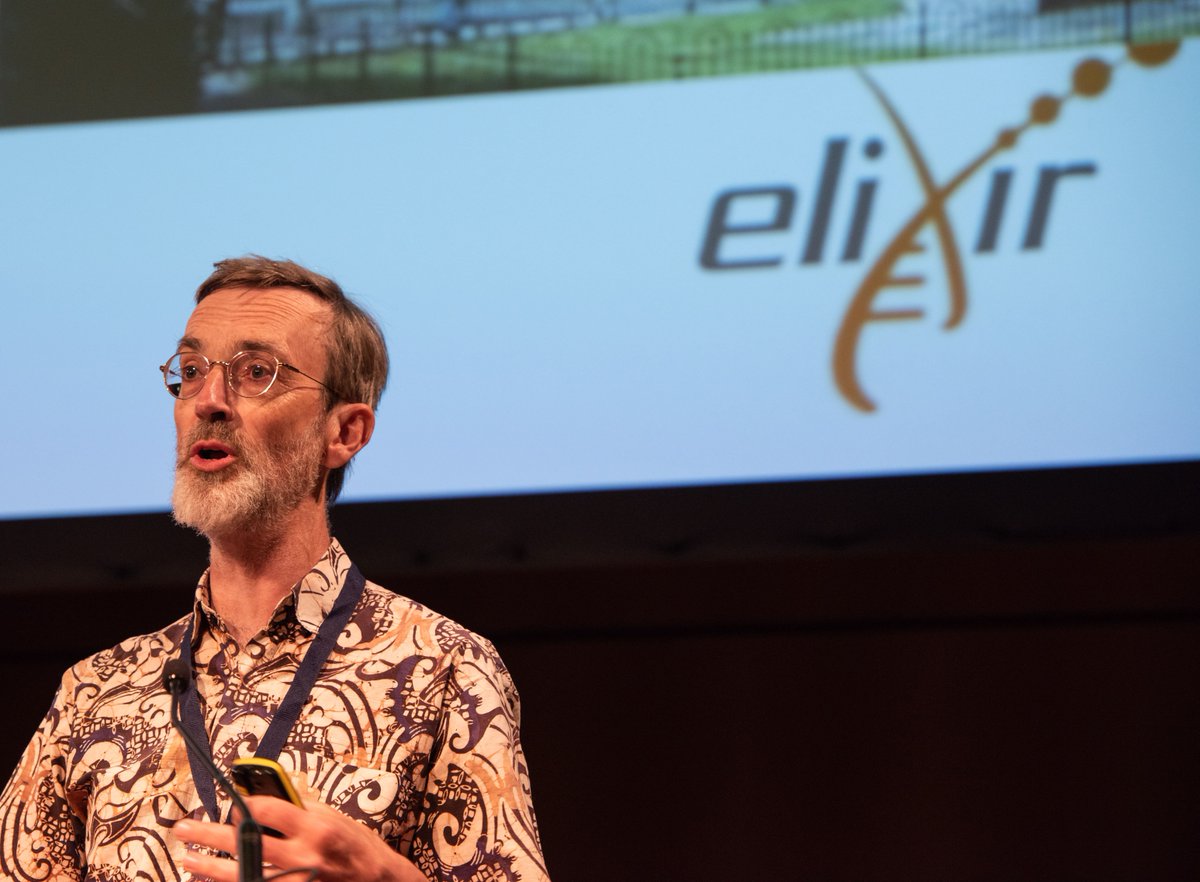 ✨ The 2023 ELIXIR All Hands meeting starts with the introduction of #ELIXIR_IE (<a href="/sysbioire/">Systems Biology Ire</a>) 🇮🇪 by Head of Node, Denis Shields.

👉 Follow and share the highlights of the meeting using #ELIXIR23