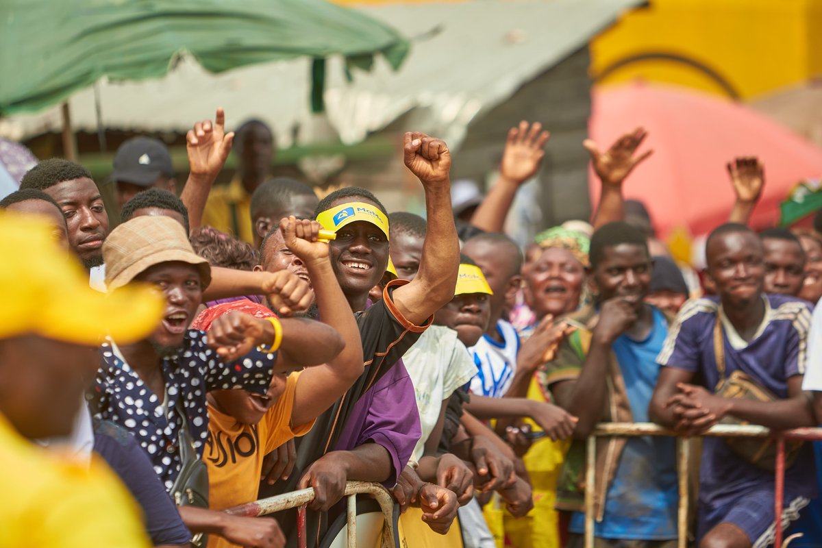 MTNCameroon's tweet photo. On applaudit pour qui au marché Sandaga?
Vendredi dernier, nous avons officiellement ouvert notre premier #MoMoMarket et avons célébré à l'occasion tous ceux qui affrontent avec nous la vie chère avec MoMo.
Qui était là👀?
#MoMoAntiFoirage #MoMoLeader https://t.co/9CbpZywHre