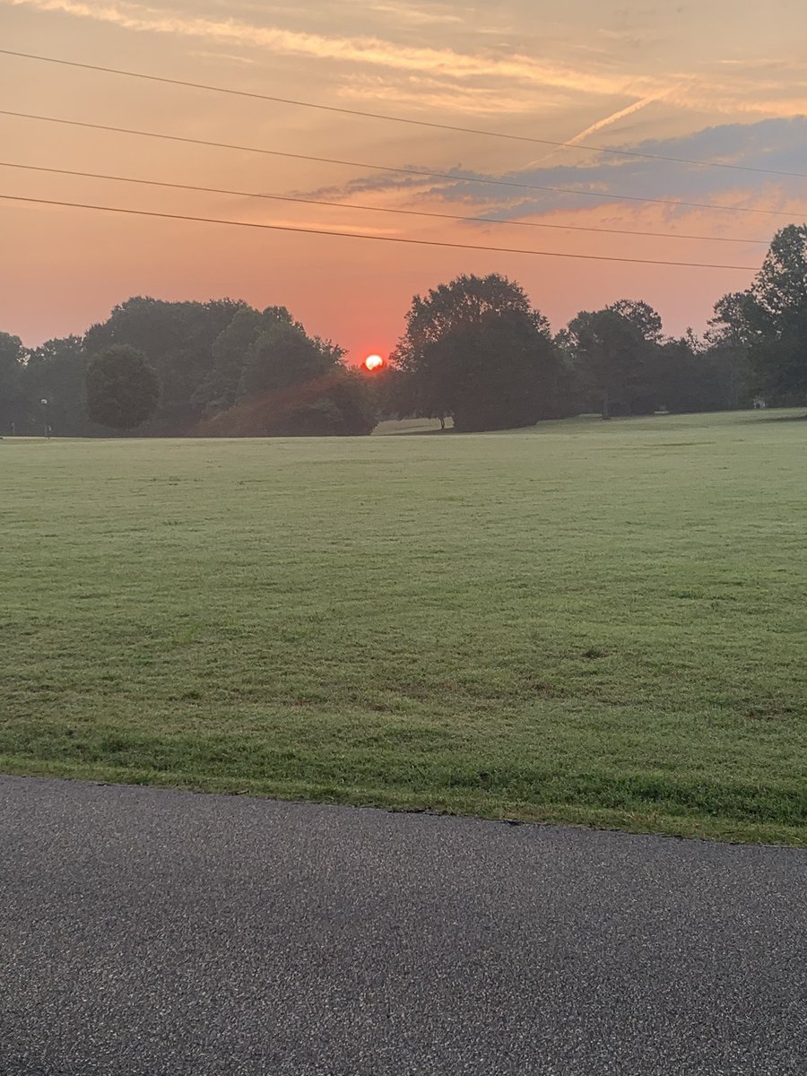 I got to catch the sunrise on my run this morning for #therunchathunt. <a href="/therunchat/">#RunChat 🏃</a>
