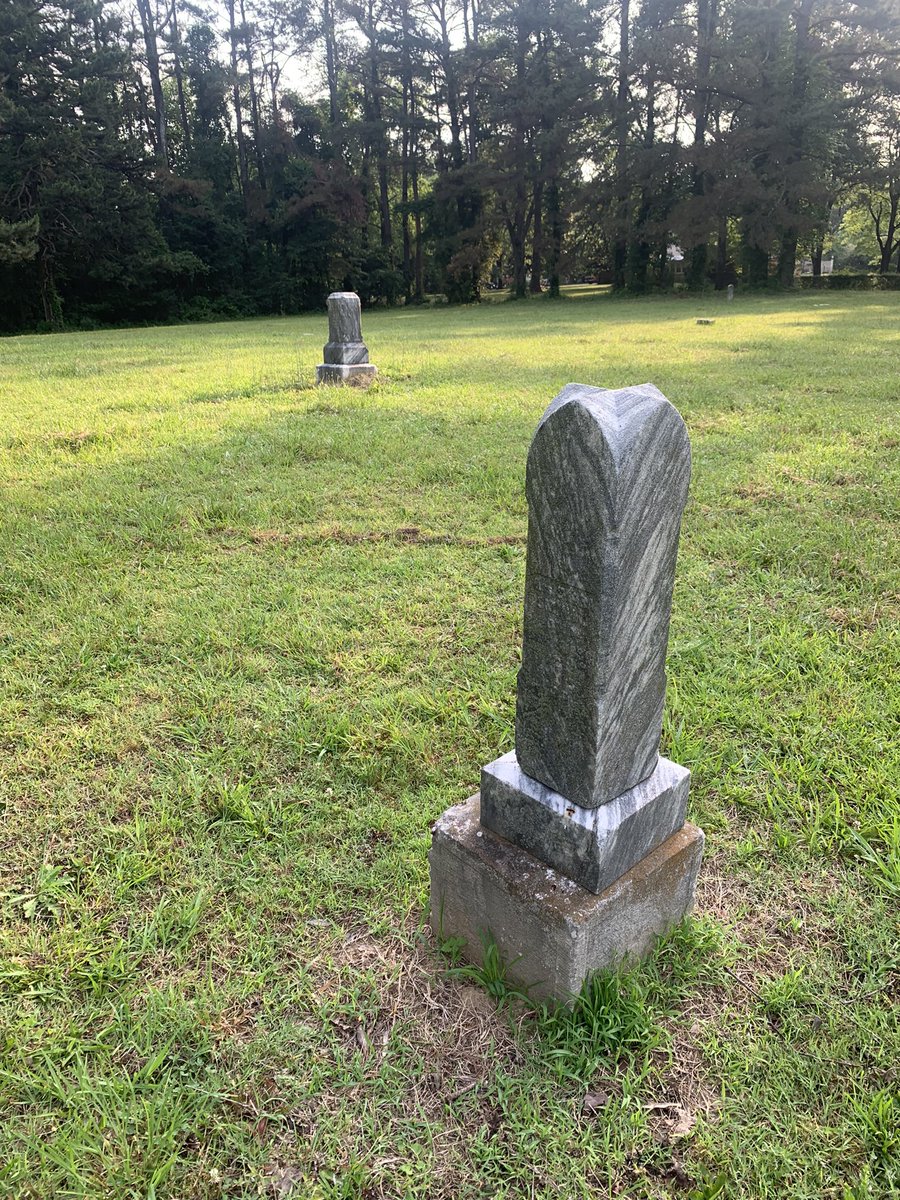 Found a very tiny, old cemetery on my run this morning for #therunchathunt. <a href="/therunchat/">#RunChat 🏃</a>