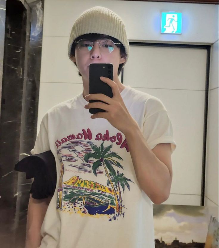 i2koorei's tweet photo. ✩ — uhm.. hi

#ARMYSeIcaDay #ARSD #TAEHYUNG @BTS_twt https://t.co/21jsvjA2T3