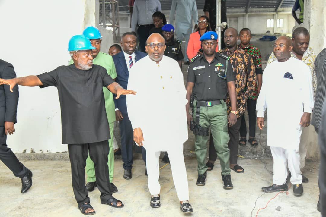EpelleBright2's tweet image. His Excellency, #SimFubaraKSC, GSSRS, after performing the proclamation of the 10th Rivers State Assembly paid an unscheduled visit to the ongoing construction of the Convocation Complex of the University of Port Harcourt, being built by the Rivers State Government.

Sim for all