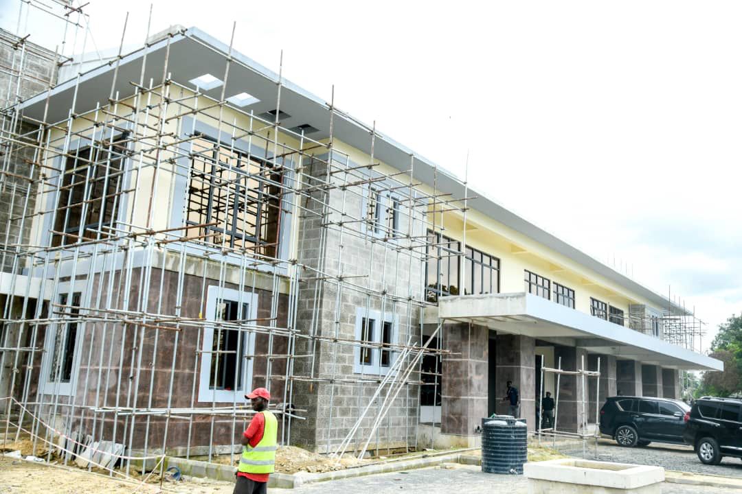 EpelleBright2's tweet image. His Excellency, #SimFubaraKSC, GSSRS, after performing the proclamation of the 10th Rivers State Assembly paid an unscheduled visit to the ongoing construction of the Convocation Complex of the University of Port Harcourt, being built by the Rivers State Government.

Sim for all