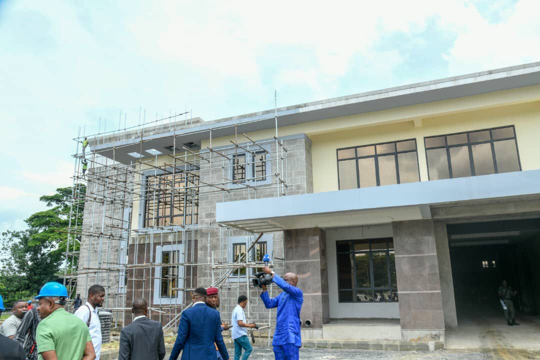 EpelleBright2's tweet image. His Excellency, #SimFubaraKSC, GSSRS, after performing the proclamation of the 10th Rivers State Assembly paid an unscheduled visit to the ongoing construction of the Convocation Complex of the University of Port Harcourt, being built by the Rivers State Government.

Sim for all