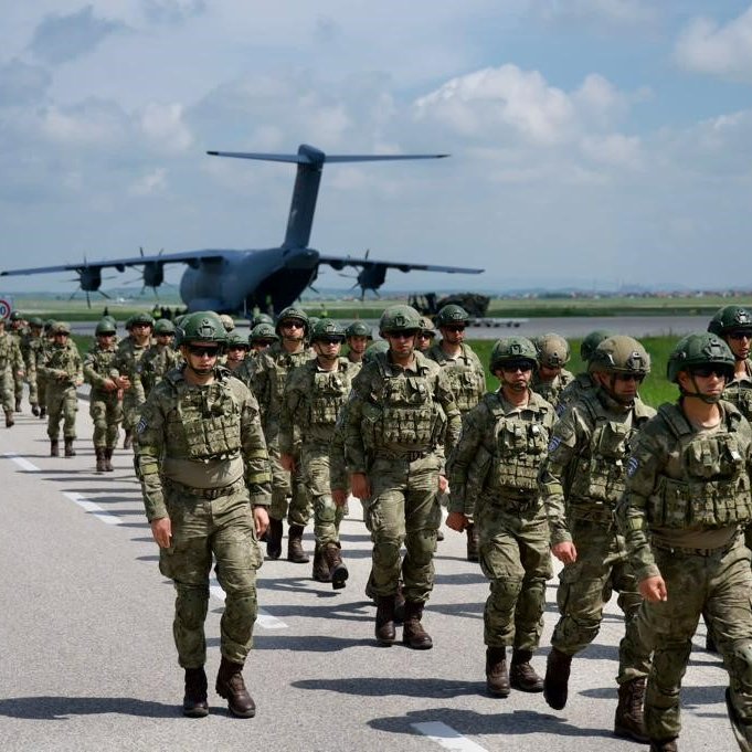 NATOpress's tweet photo. #NATO reinforcements have started to arrive in Kosovo following last week’s violence which injured 30 @NATO_KFOR peacekeeping troops. Around 500 🇹🇷service members from Türkiye’s 65th mechanized infantry brigade will make up the bulk of the reinforcements.

https://t.co/vAho8N0hbb https://t.co/Z7NQ5FqV23