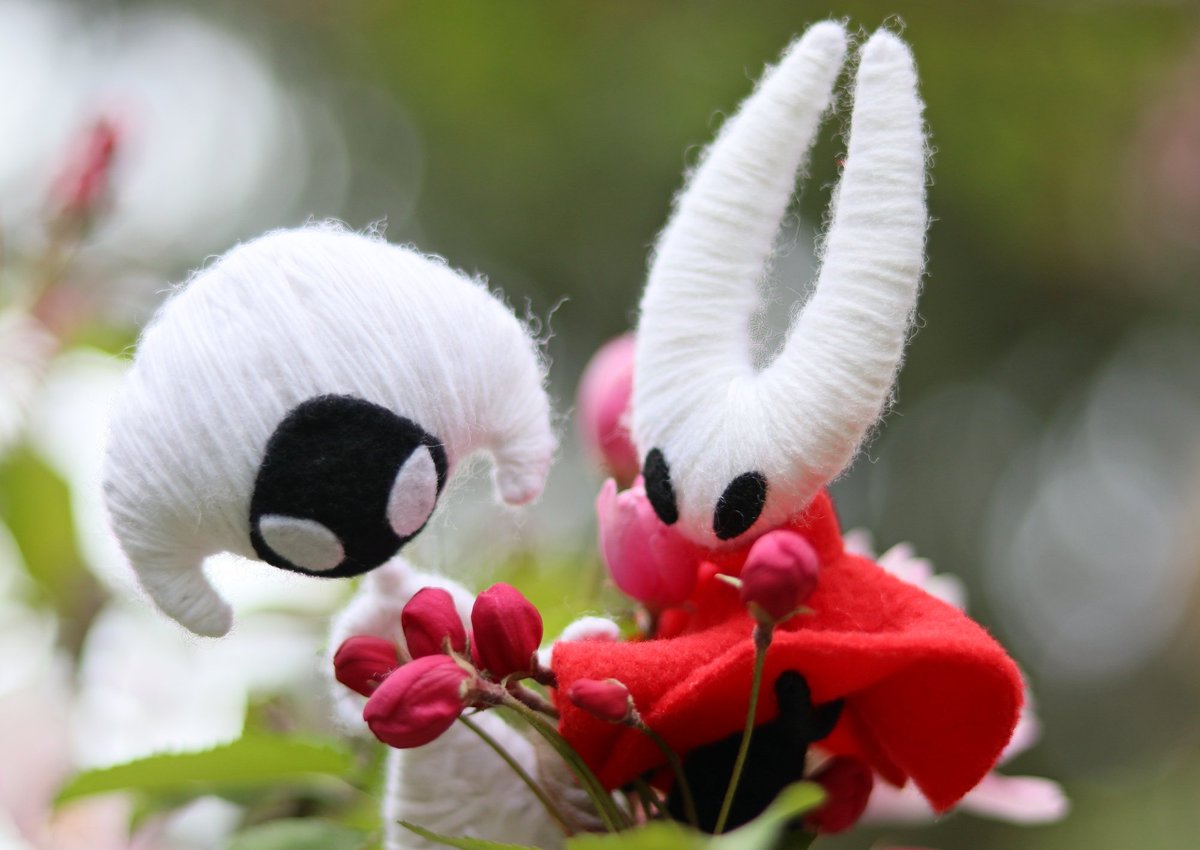 forrksie's tweet photo. Lace receives flowers 🌸🌺 she is a bit overwhelmed 😊🌸

#hollowknight #silksong https://t.co/t77z11kyqz