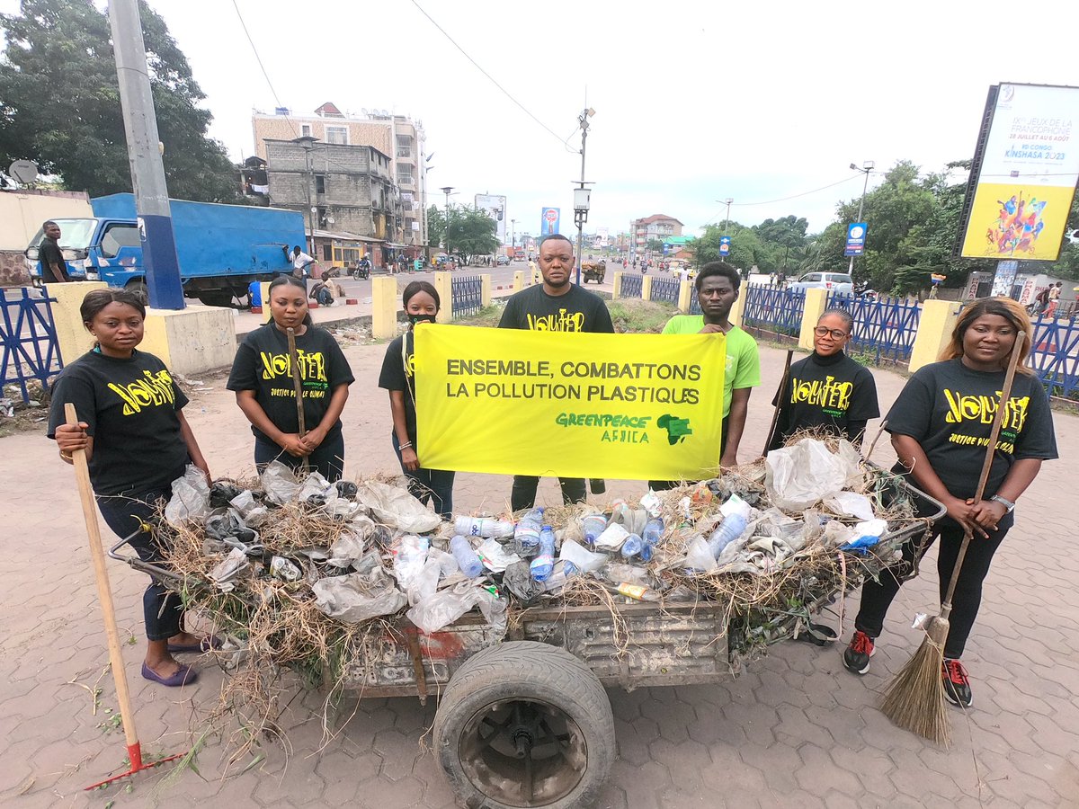 GreenpeaceAfrik's tweet photo. Et donc ! ✊🏾

Tout le monde s'engage dans la lutte contre la pollution plastique. 

En RDC, nos volontaires ont envoyé un message clair au gouvernement. ��🏾

Bravo les gars. 👏🏾👏🏾

#WED https://t.co/z9f5pATzdL