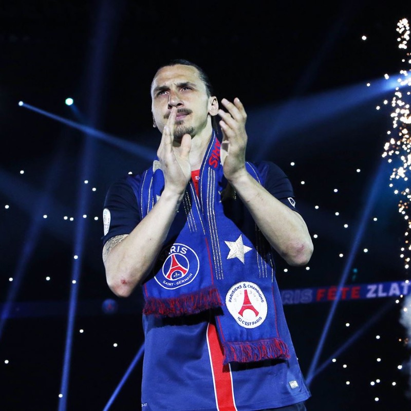 PSG_inside's tweet photo. 𝚅𝚎𝚗𝚞 𝚎𝚗 𝚛𝚘𝚒, 𝚙𝚊𝚛𝚝𝚒 𝚎𝚗 𝚕𝚎́𝚐𝚎𝚗𝚍𝚎... 𝚖𝚎𝚛𝚌𝚒 @Ibra_official 

❤️💙 #PSGlegend