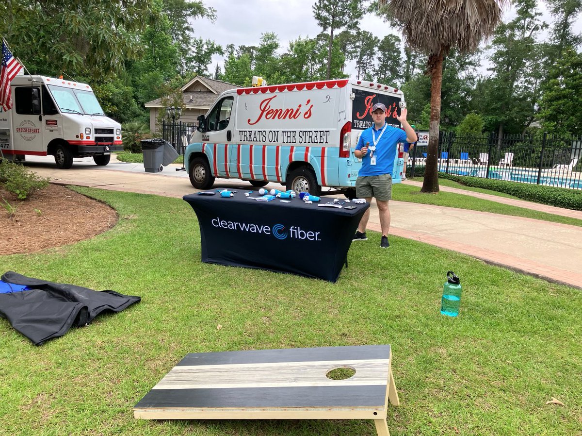 Clearwave_Fiber's tweet photo. You can't spell Clearwave without ice cream! Well, maybe you can, but why would you want to?
Big thanks to our Georgetown neighbors and Jenni's Treats on the Street for helping us to spread the cheer. 🍦🍧
#ClearwaveCommunity #Savannah #WindsorForest https://t.co/CkaDQ1PF5l