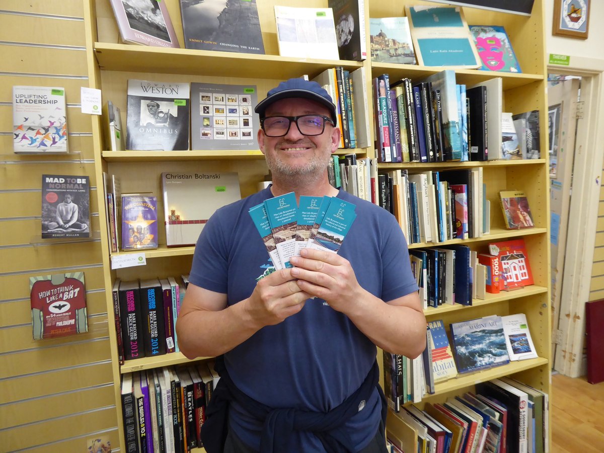 Big Thank You to Huw, a volunteer with #BrynamanLido committee, who dropped off some #bookmarks for us to help spread the word about their inspiring work towards getting the community's historic #lido open again!
#Volunteers working together! #FoundInOxfam
#volunteersweek