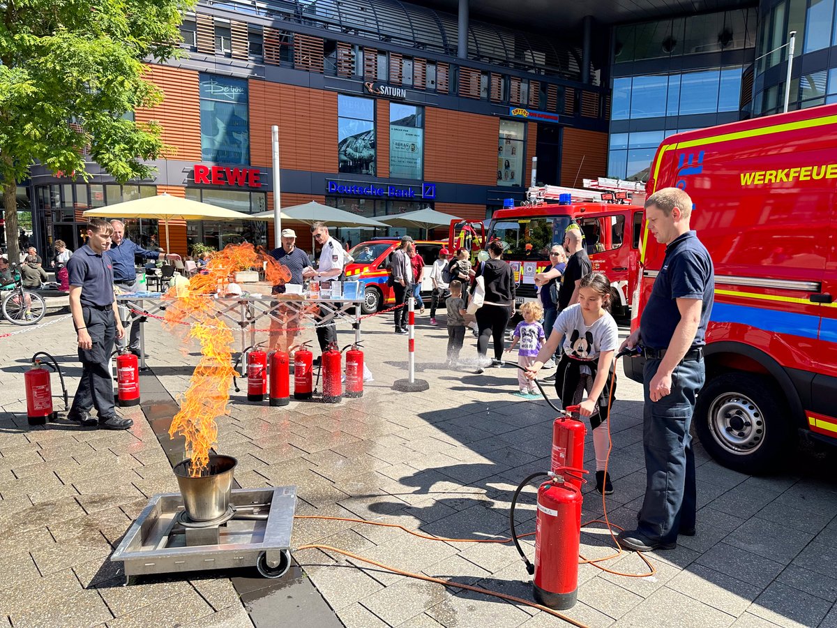 CHEMPARK's tweet photo. 🚒🔥 Gemeinsam macht es doch viel mehr Spaß: Zusammen mit der städtischen Feuerwehr Leverkusen hat unsere #Werkfeuerwehr am Samstag in Leverkusen ihre Fahrzeuge präsentiert, den #Firetrainer zum Ausprobieren angeboten und über das spannende Berufsbild der #Feuerwehr informiert. https://t.co/VNuzOJHzmq