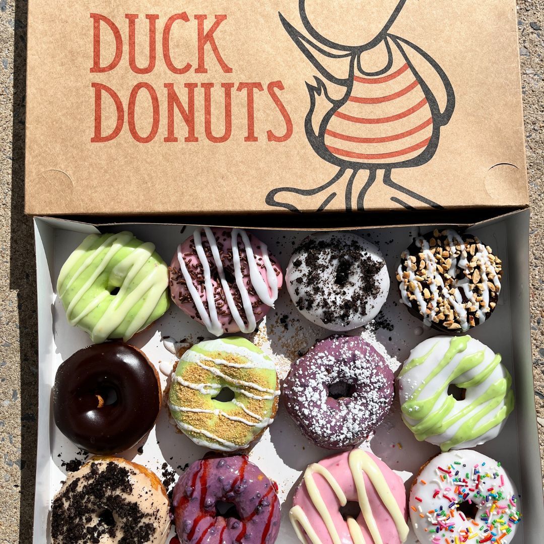 DuckDonuts's tweet photo. The best summer treat just got better. Introducing our new Popsicle Box, out now! πβοΈ
#popsiclebox #summertimesweets #boxofdonuts #myduckdonuts #nomnom #foodies #eeeeeats #donuts #duckdonuts #madetoorder #donut #favorites #yum #yummy #delicious #food https://t.co/N5rG8OoLhH