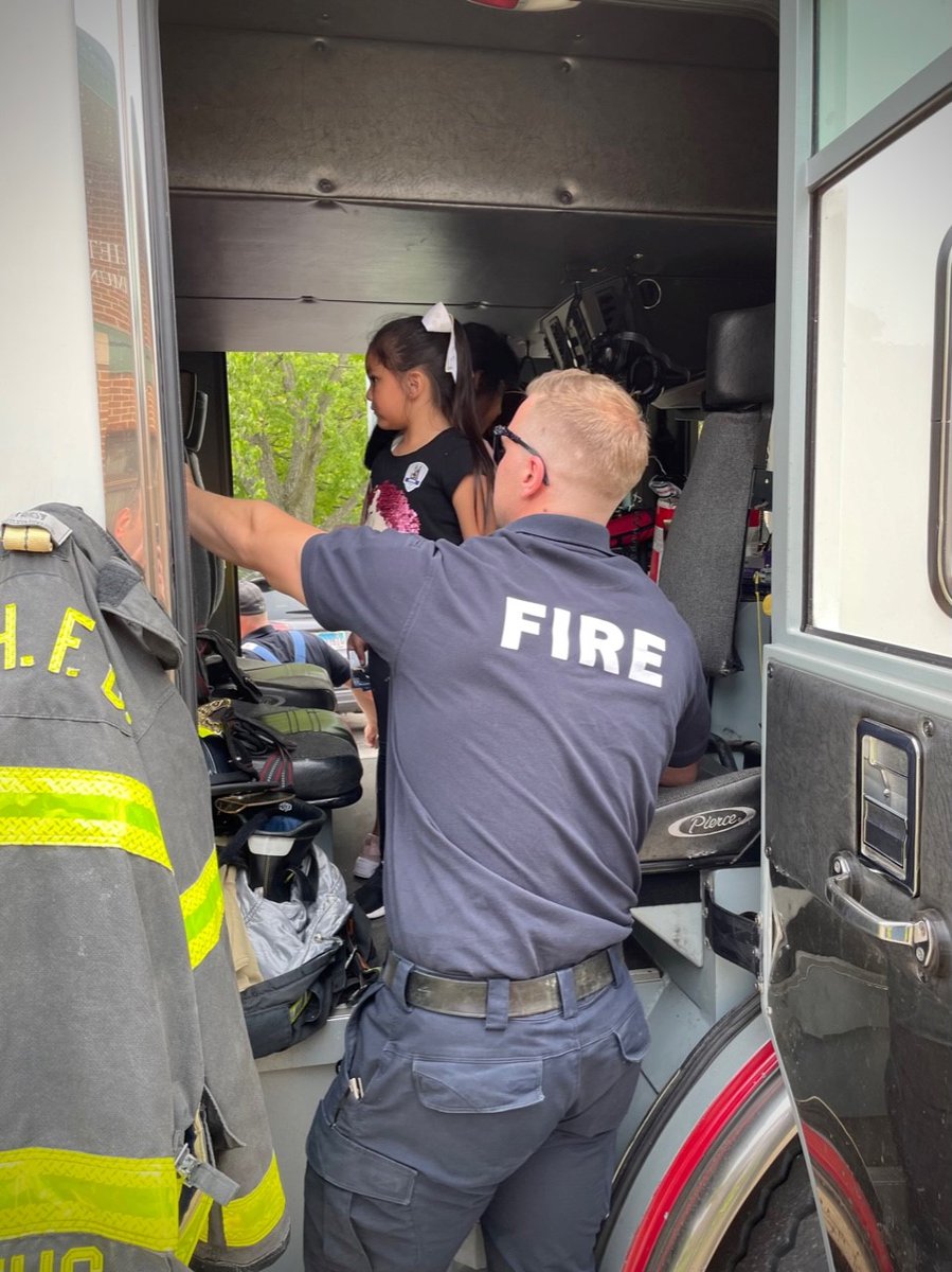 ArlingtonHtsGov's tweet photo. Arlington Heights Fire and Police Departments recently visited Juliet Low Elementary School's Explore More Day! Kindergarten classes learned about safety, saw fire and police vehicles, and even got to know our AHPD K9’s!  Such a fun day! https://t.co/xXYIsYS9Bb