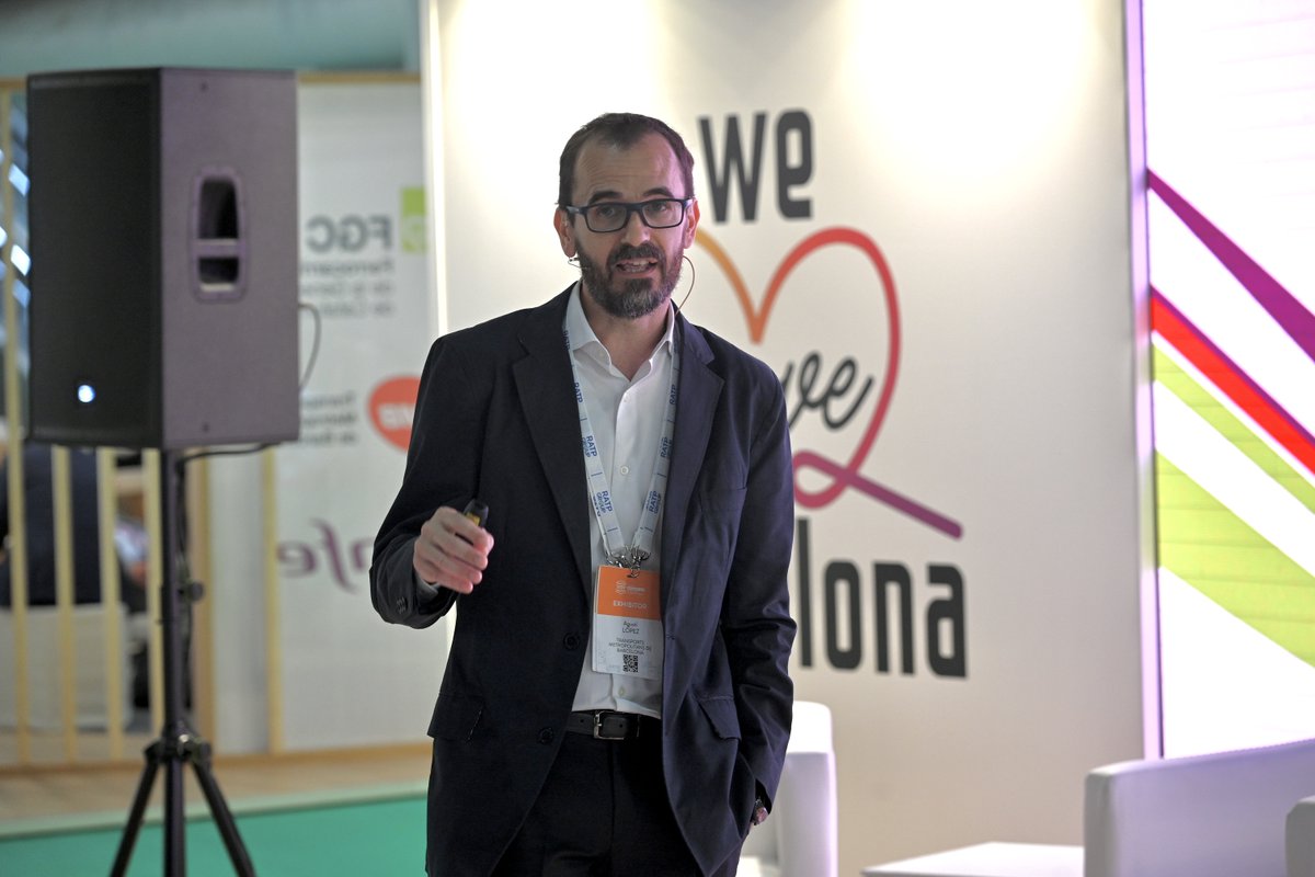 TMB_Barcelona's tweet image. El director de projectes de #busbcn, Agustí López, exposa a la UITP el servei de bus a demanda i com ha beneficiat als usuaris amb:
✅Menys esperes 
✅Reducció del temps de viatge
✅Més sostenible 👉el bus fa menys quilòmetres que en una línia regular
#UITP2023