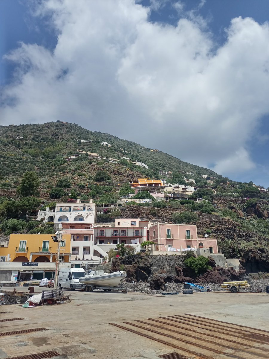 2 Giugno: La nostra Lion con il team di #lifeamarnatura2000 riparte dal porto di Filicudi in direzione di Alicudi.
L’isola più piccola dell’arcipelago caratterizzata per avere ben 9 specie protette, 6 #sitimarini #natura2000 e per essere frequentata da diverse specie di cetacei.