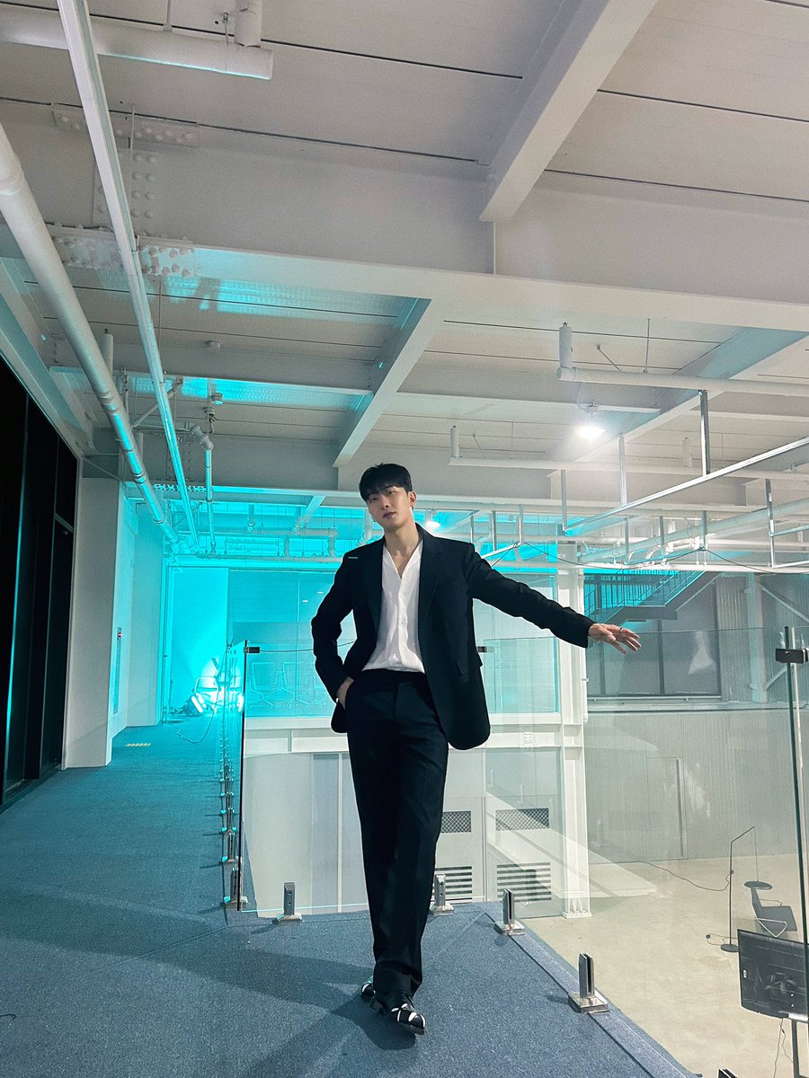 zhoumi_419's tweet photo. 은혁이랑 마나나 live clip촬영현장🫶🎬
#조미 #은혁 #manana https://t.co/vgiUhxII2Q