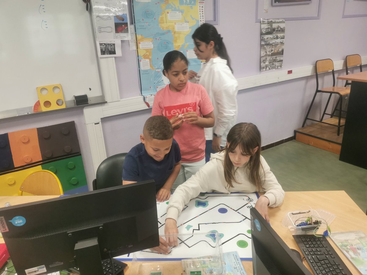 Play572's tweet photo. Préparation par les collégiens 🇫🇷 des défis du #technoprog 2023 qui seront proposés à nos camarades franco-allemands 🇩🇪 du @DFGLFA au Lab Numérique de Schoeneck lundi prochain @Christophe_Buco @SBrastenhofer @dane_nancy_metz https://t.co/D7fE0rYmHn