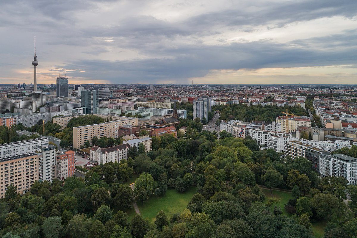 About half of German households could use district heating to decarbonise – industry group @agfw_ev 

20 million households could be connected to long-distance heating if government introduced right subsidies and framework conditions, group argues

cleanenergywire.org/news/about-hal…