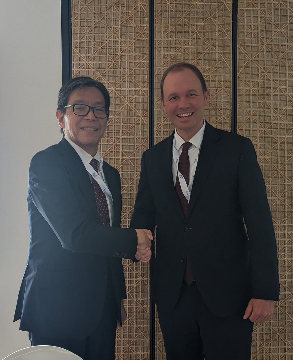 ModJapan_jp's tweet image. ６月３日、#岡防衛審議官は、第20回シャングリラ会合（#SLD23）において、ヒルマ－独国防次官と懇談を行いました。両者は、両国の安全保障政策や地域情勢について意見交換を実施し、二国間の防衛協力・交流を更に強化することで一致しました。🇯🇵🇩🇪