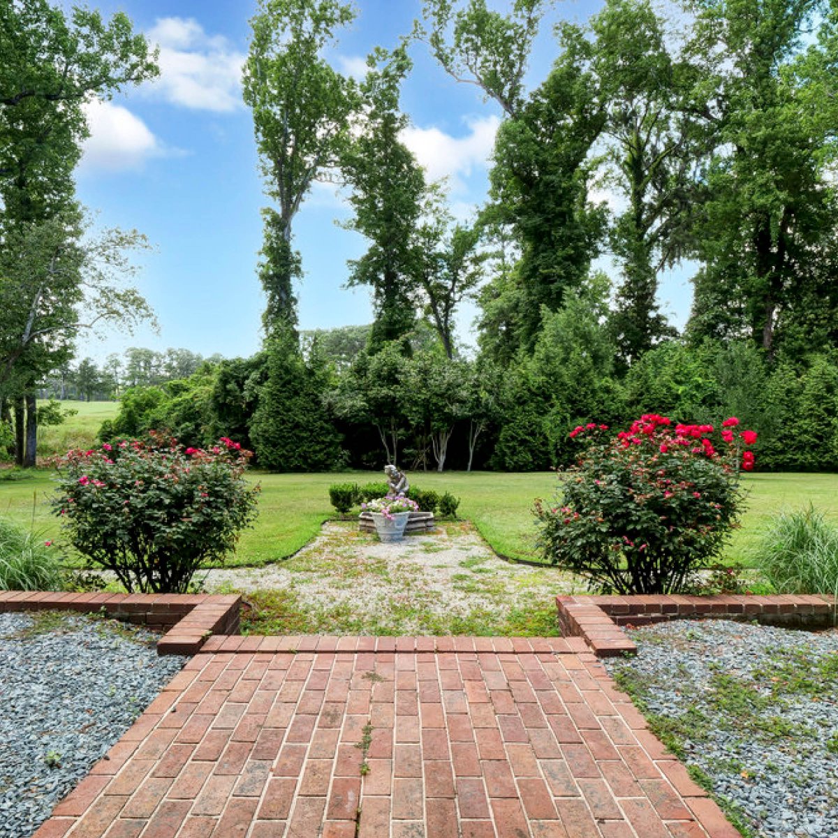 This one-story contemporary brick home is built on a beautiful half-acre lot overlooking the 11th green of the Cape Fear Country Club golf course. #IntracoastalRealty 

◽ 2311 Gillette Drive | Highland Hils
◽ $950,000 ▫️ 2 Bed ▫️ 2 Bath ▫️ 1,252SF
◽ bit.ly/Contemporaryin…
