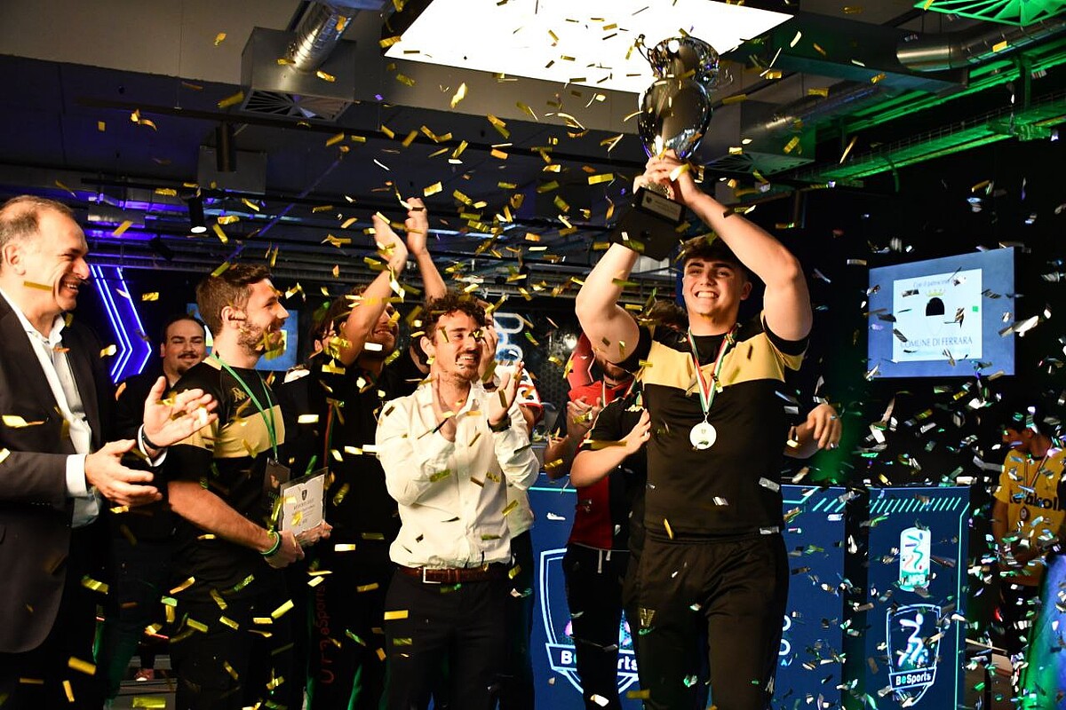 Lega Serie B, il Venezia conquista il campionato BeSports 2023 battendo in finale il Cagliari picenotime.it/it/pagine/59F8… <a href="/Lega_B/">Lega B</a> <a href="/BalataMauro/">Mauro Balata</a> <a href="/VeneziaFC_IT/">Venezia FC</a> <a href="/VeneziaFC_EN/">Venezia FC</a> <a href="/We_Arena/">WeArena</a>