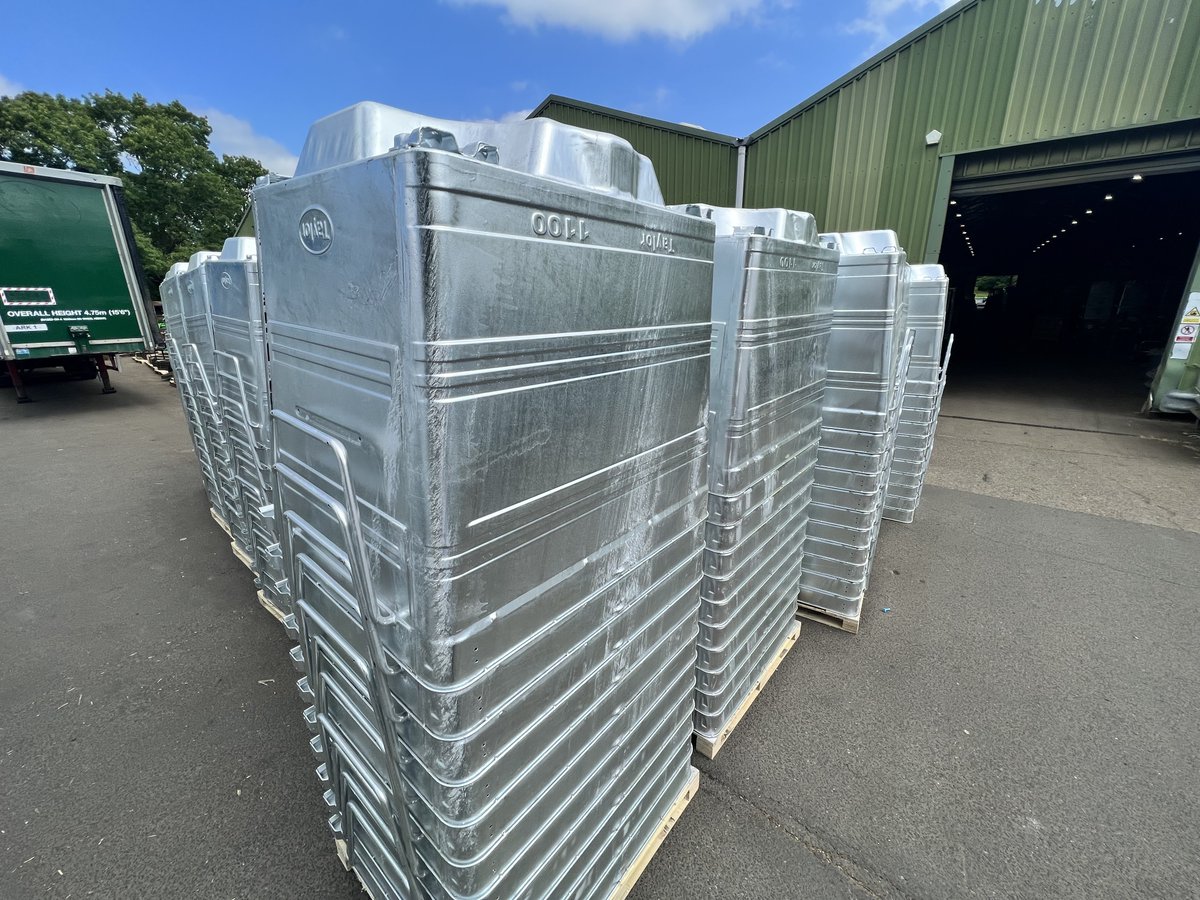 Sun's out, bins out!

Freshly made and ready to go to a good home. If you're in need of a Continental 1100 then look no further. Contact our customer services team on 01299 251333 to place an order and they could be with you this week!

#localauthorities #bins #wastemanagement