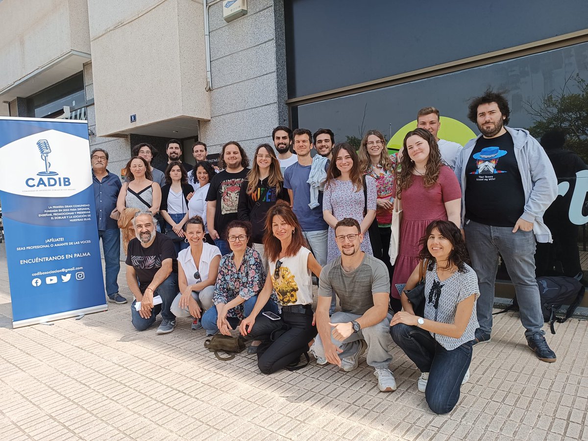 Foto de familia de la asociación. La nueva generación de voces profesionales, junto con parte de la vieja guardia y con el pionero en esta disciplina en Baleares, el maestro Ruperto Ares Rosselló, el primer actor de doblaje balear. Por un nuevo comienzo, todos juntos.