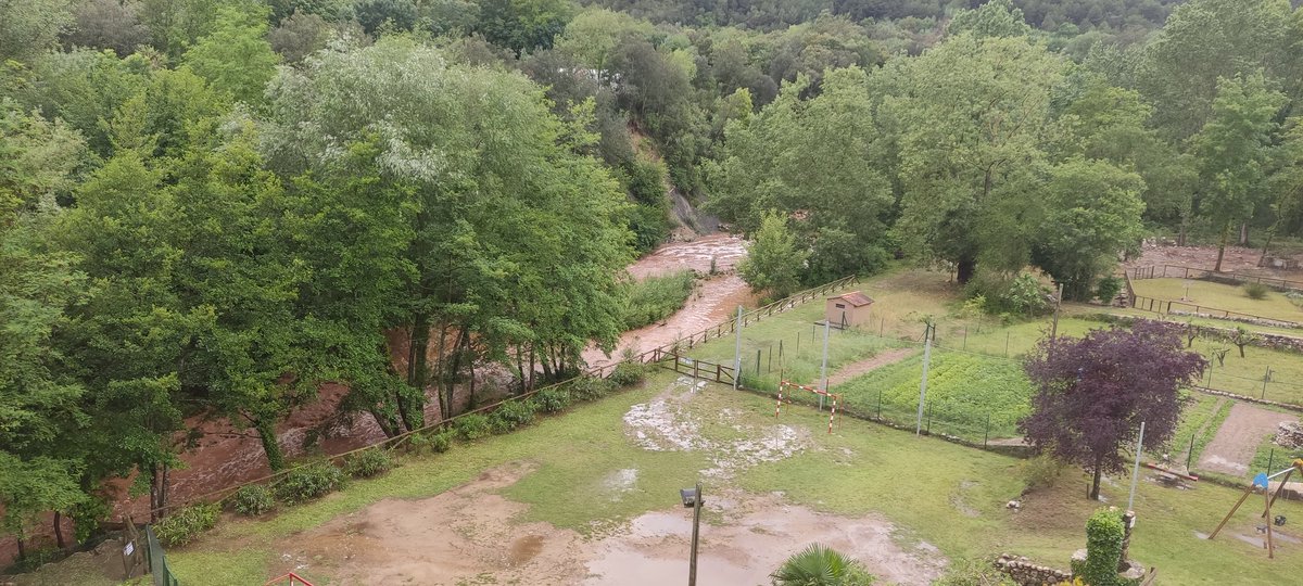 garrikat's tweet photo. #Albanyà, la Muga riu, han caigut 145mm en 1a setmana. 51.2l 31/5, 15.2l 1/6, 30.6l 3/6, 5l 4/6 i 43l 5/6 (avui). Emplenarà pantà però intensitats massa altes avui de 329.2mm/h!! 23l en 10min!! #tempesta @eltempsTV3 @Vakapiupiu @MeteoGasso @MeteoBarrufet @TomasMolinaB @ARAmeteo https://t.co/RNgoYHaVu3