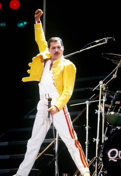 crockpics's tweet photo. Freddie Mercury on the Magic Tour at Wembley Stadium, London, July 1986. Photo by Suzie Gibbons. https://t.co/sZVjkCmI0C
