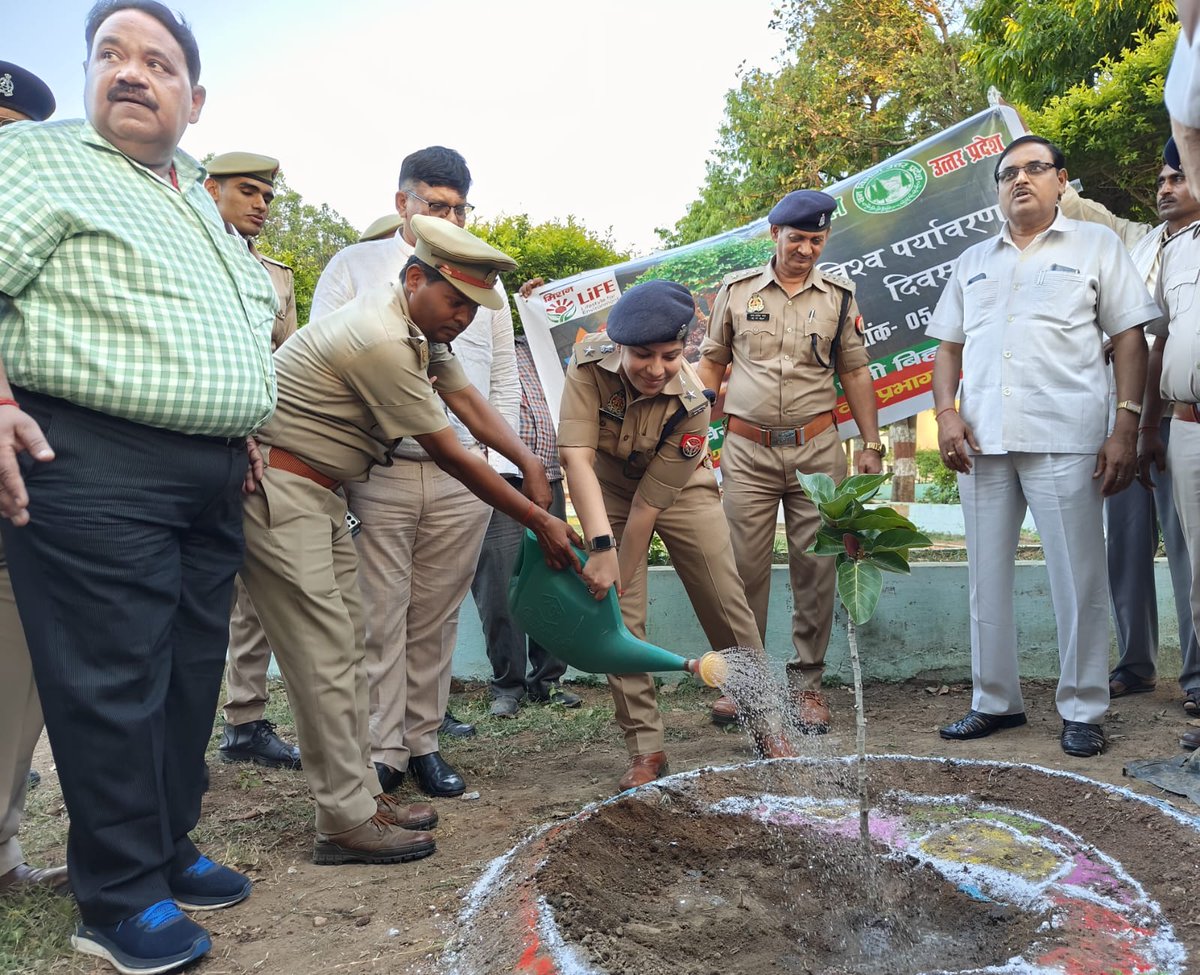 mahobapolice's tweet photo. #DMMBA .@manojkrsinghias व #SPMBA.@IPSAparnaGupta द्वारा संयुक्त रुप से #WordEnvironmentDay के अवसर पर विजय सागर पक्षी विहार में वृक्षारोपण कार्यक्रम मे पौधरोपण किया गया, पर्यावरण संरक्षण के लिये कार्य करने वाले समाजसेवियों को प्रमाणपत्र प्रदान कर उनके उज्ज्वल भविष्य की कामना की। https://t.co/O3vq6hnkNQ