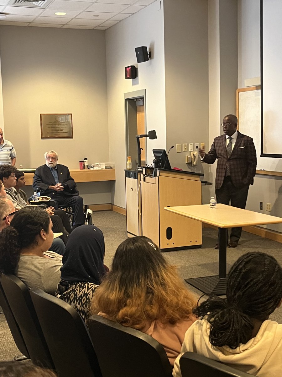 caseccc's tweet photo. Scientific Enrichment and Opportunity (SEO) Program students are riveted by the lifetime achievements of pediatric surgeon Dr. Barksdale #CancerResearch #CancerSurgeon #CaseCCC https://t.co/g8Pro0dUgn