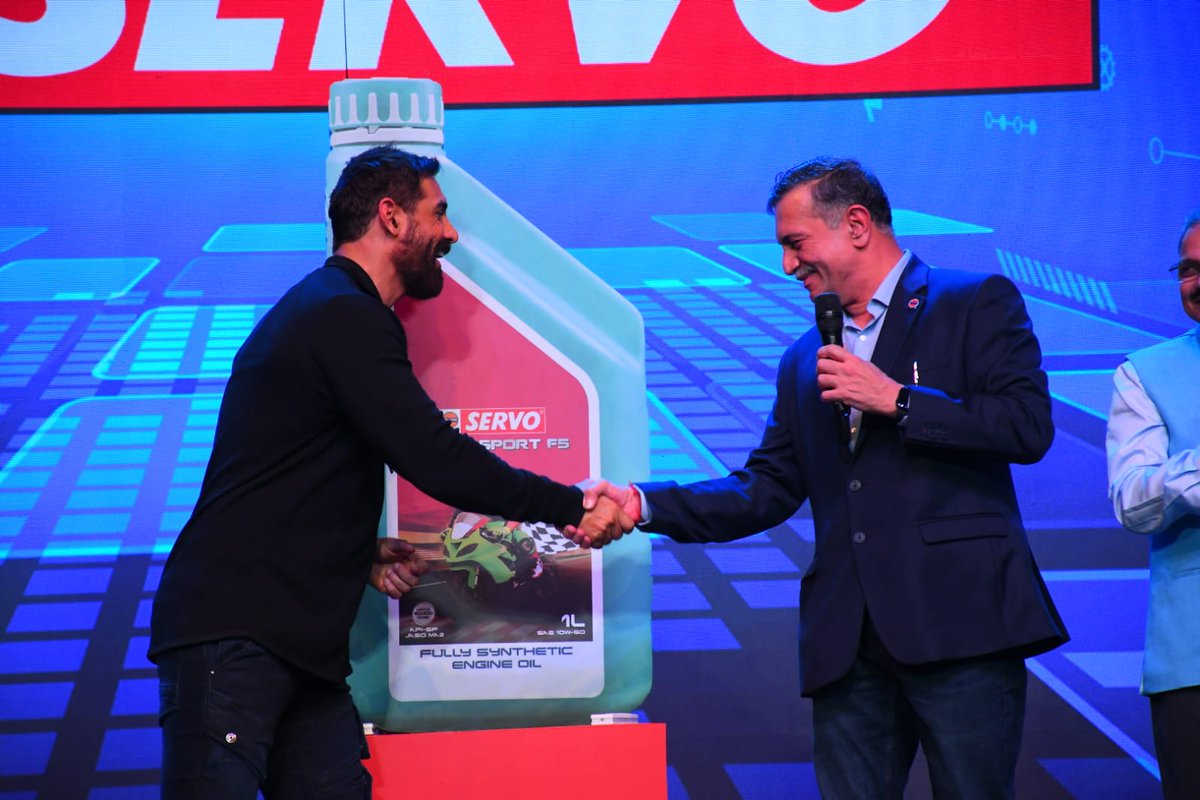 ChairmanIOCL's tweet photo. A heartfelt thank you to @TheJohnAbraham for his unwavering support and association with #IndianOil. Your words that you are an IOCian resonate with our spirit and commitment to serve 24x7. We're proud to have you as part of the IndianOil family, an IOCian in true spirit. Once an IOCian, always an IOCian. Here's to many more years of this dynamic partnership! #SERVO