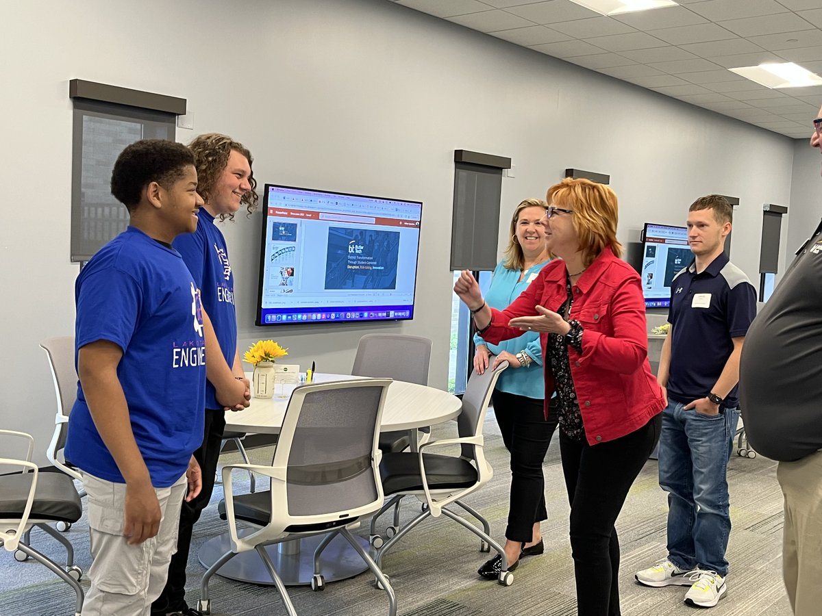 HamiltonCoESC's tweet image. Our advice to you: Let students use their voices! So far, we've heard from @IHSchools, @ButlerTech, @PCSDViking, and @SycamoreSchools 💚 #MWLS23 #StudentVoice