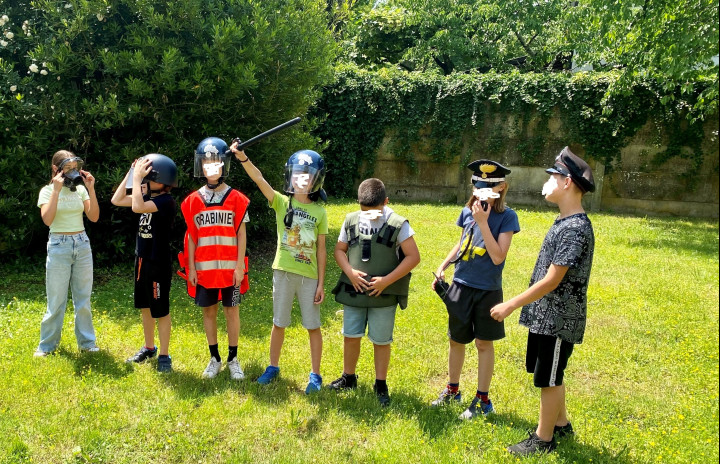 mazzeoantonio's tweet photo. Un tempo si giocava a Guardie e Ladri. Ora solo a Guardie, Guardiani e @Celerini- #CaprivadelFriuli, Scuola Primaria “Giovanni Torre” - 29 maggio 2023 - progetto “Contributo alla formazione della cultura della #legalità” con i #Carabinieri della Compagnia di #Gorizia #istruzione https://t.co/QtsO1qIIm1