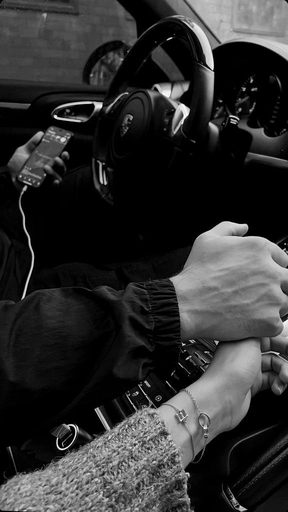 ⠀

“Mau kemana lagi malam ini? Jangan sendirian terus, Amanda” 
“Saya didepan”

Amanda: OK.🧎🏻‍♀️

⠀