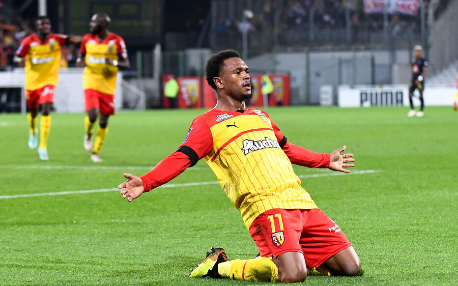 Exclu 🚨: malgré une approche concrète de Leipzig 🇩🇪 prête à mettre 30 M€ pour recruter Loïs Openda 🇧🇪, le RC Lens a décidé de repousser l'approche du club allemand. Le club artésien estime que l'offre est dérisoire par rapport à la qualité du joueur. 
@Santi_J_FM