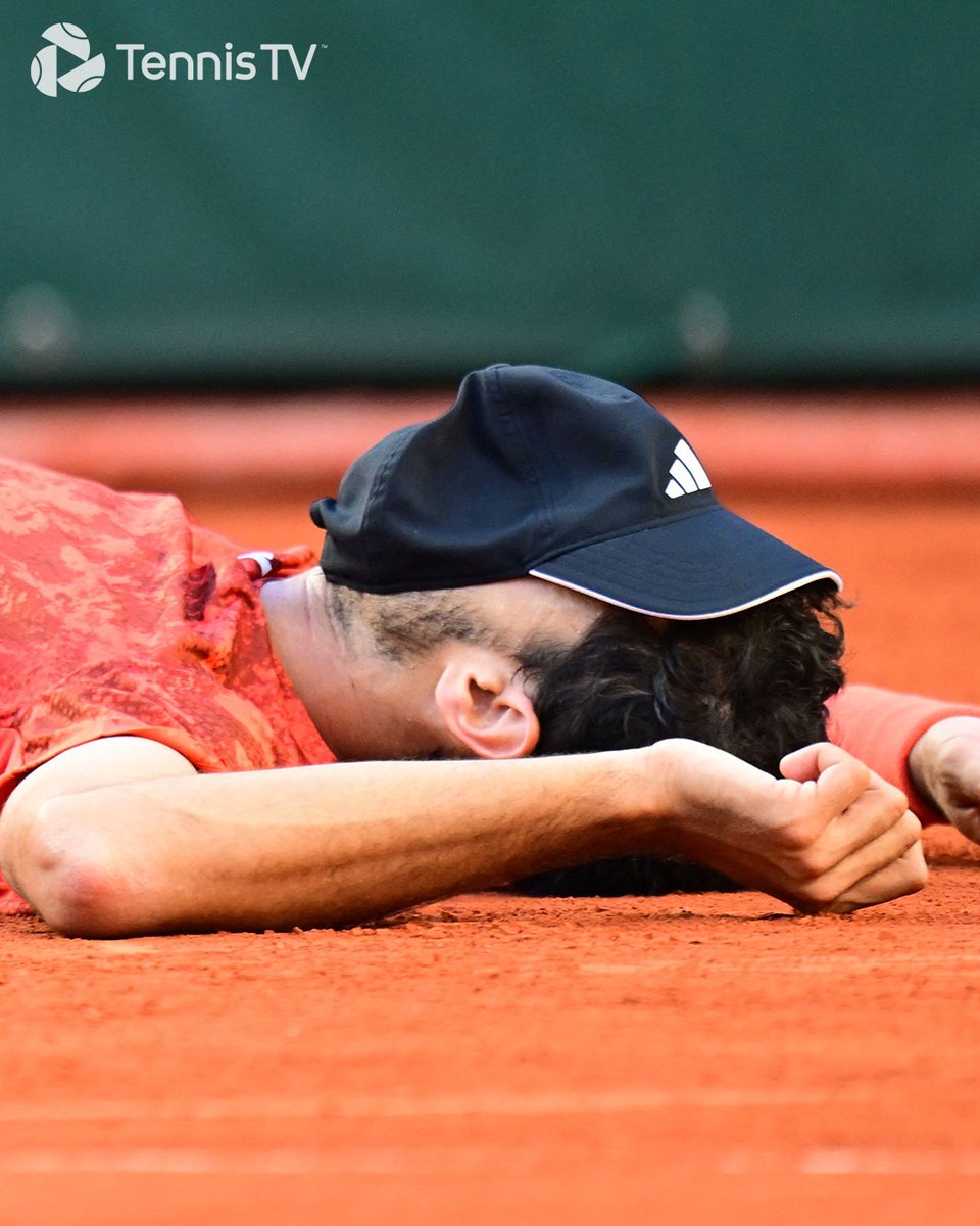 TennisTV's tweet photo. Everyone right now. 

#rolandgarros https://t.co/hOuQPrgr8y