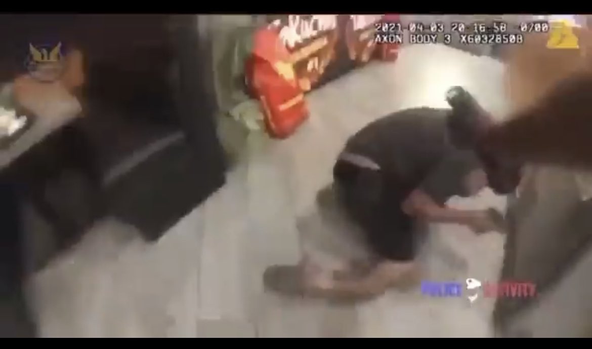 __TZOO__'s tweet photo. @HoodieDareal @600Uncensored Nah it looks like his leg is already broken when he went back there https://t.co/QtRRkq0EXB