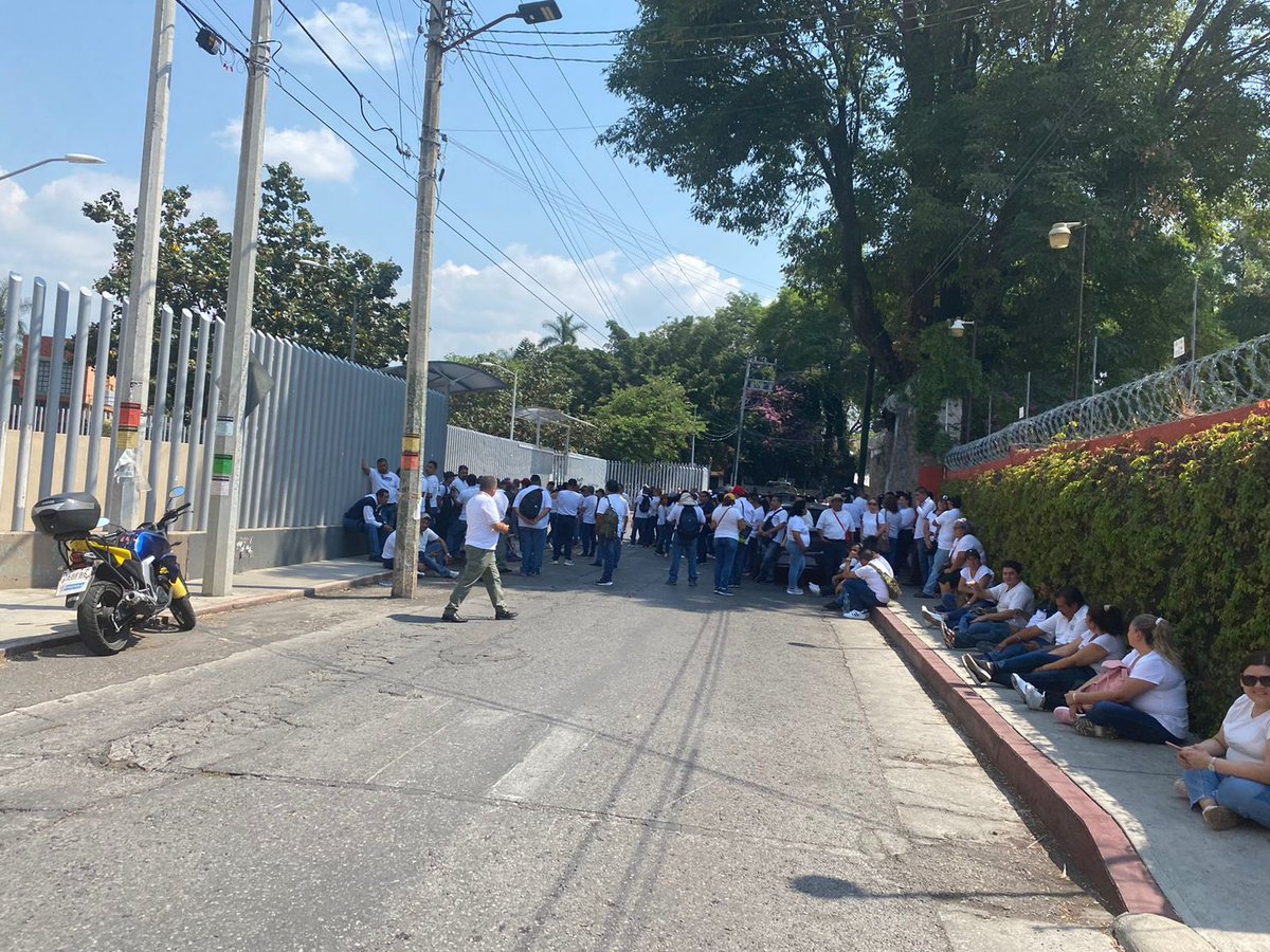 TNoticiasMexic1's tweet photo. #AlMomento🔴➡️ Trabajadores Sindicalizados del Tribunal Superior de Justicia, bloquean calle Gándara frente al Congreso de #Moreos, use vías alternas https://t.co/EcY9fROtyl