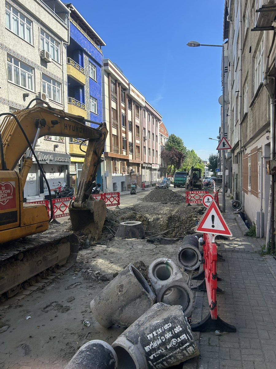 erensen1984's tweet photo. Altıntepsi mah.Özkan caddesinde @bpasabelediyesi nin yapmış olduğu alt Yapı çalışmasında  su, internet,elektrik arızaları yaşanmakta.çalışmalar bir türlü ilerlemiyor.yaşayanlar olarak mağdur ediliyoruz.lütfen liyakatli taşeronlara işleri ihale ediniz.günlerdir ilerleme yok!!!! https://t.co/99jy6HVKzH
