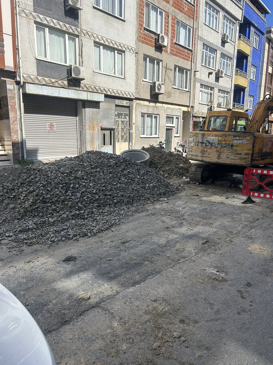 erensen1984's tweet photo. Altıntepsi mah.Özkan caddesinde @bpasabelediyesi nin yapmış olduğu alt Yapı çalışmasında  su, internet,elektrik arızaları yaşanmakta.çalışmalar bir türlü ilerlemiyor.yaşayanlar olarak mağdur ediliyoruz.lütfen liyakatli taşeronlara işleri ihale ediniz.günlerdir ilerleme yok!!!! https://t.co/99jy6HVKzH