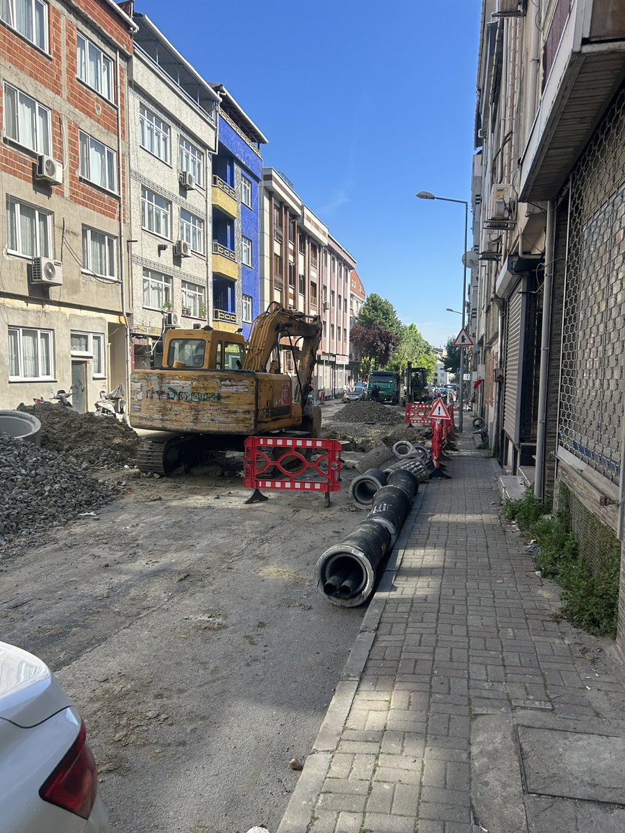erensen1984's tweet photo. Altıntepsi mah.Özkan caddesinde @bpasabelediyesi nin yapmış olduğu alt Yapı çalışmasında  su, internet,elektrik arızaları yaşanmakta.çalışmalar bir türlü ilerlemiyor.yaşayanlar olarak mağdur ediliyoruz.lütfen liyakatli taşeronlara işleri ihale ediniz.günlerdir ilerleme yok!!!! https://t.co/99jy6HVKzH