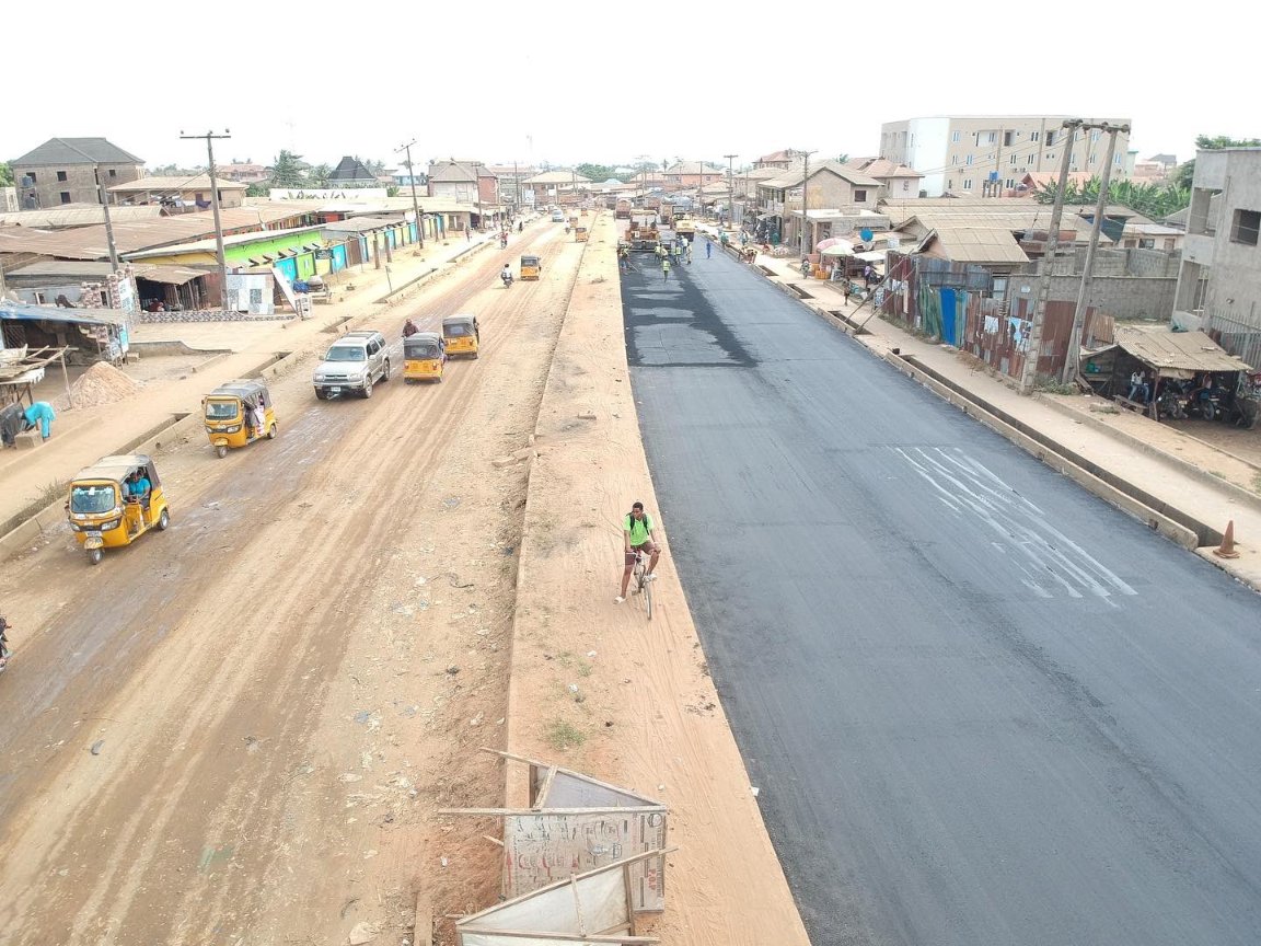 @TrackaNG @seunonigbinde @BudgITng @GabsynGreat @AdemuyiwaAdeye5 @TrendOgun @linkOGUN @OgunProjects @GYI_OgunState @KingBabatundae Just like one portion of the Akute alagbole road was repaired before Guber election, commissioned and passed off as full repairs but the other side of the road has been abandoned till date. Even the so called repaired roads are already having gaping holes