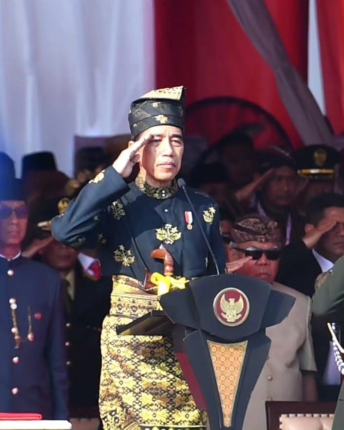 Secara umum "orang Jawa" menyelipkan kerisnya di bagian belakang atau di pinggang dengan berbagai makna &amp; filosofisnya.
.
.
Namun, dalam kondisi "tertentu" keris dapat diselipkan di depan oleh penggunanya , yang bermakna bahwa;

SESEORANG SUDAH SIAP MATI UNTUK MEMBELA &amp;