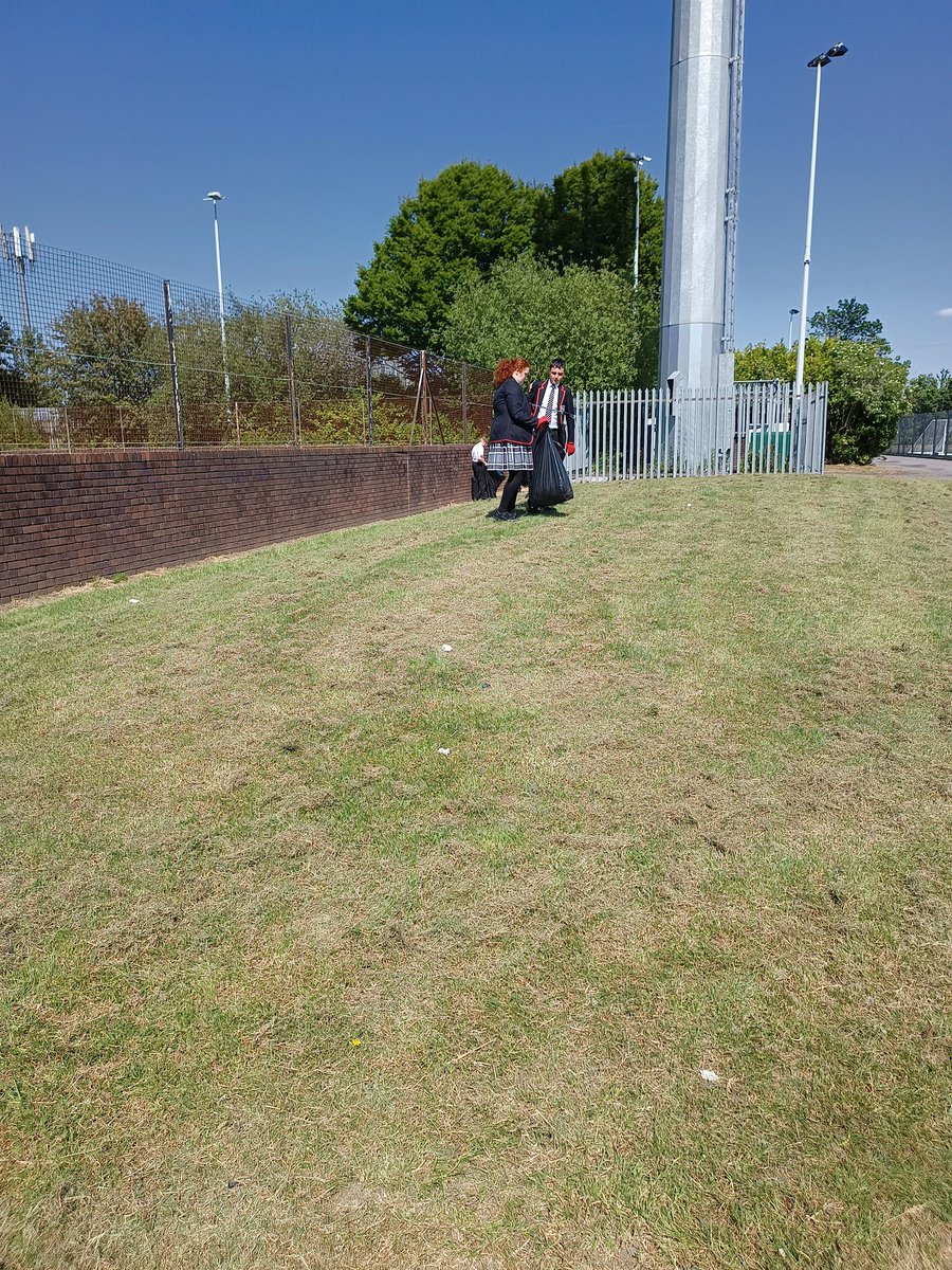 padgate_dofe's tweet photo. DofE Bronze litter picking for their volunteering section. What a day for it too! 😎☀️ #dofe #proudtobepadgate @padgateacademy @DofENorth https://t.co/rKx0AWovmI